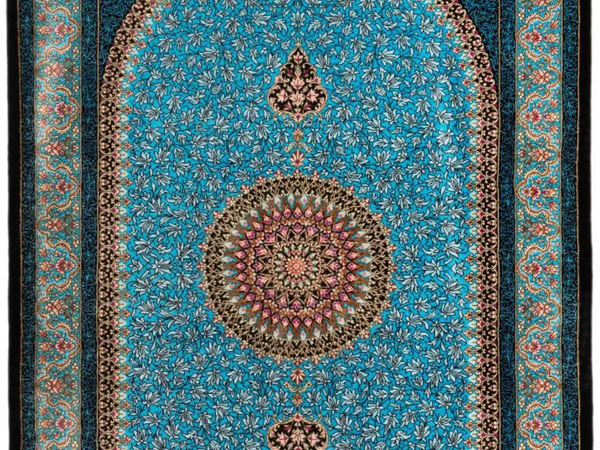 Pièce de soie à médaillon présentée à l’atelier Âme du Tapis