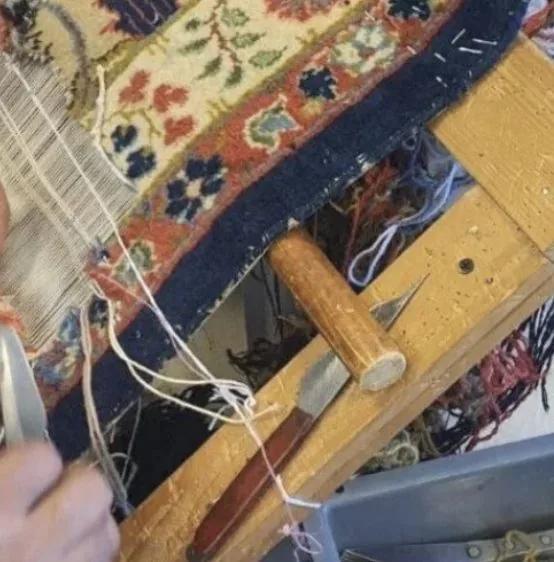 Reprise de franges sur soie, nœud par nœud