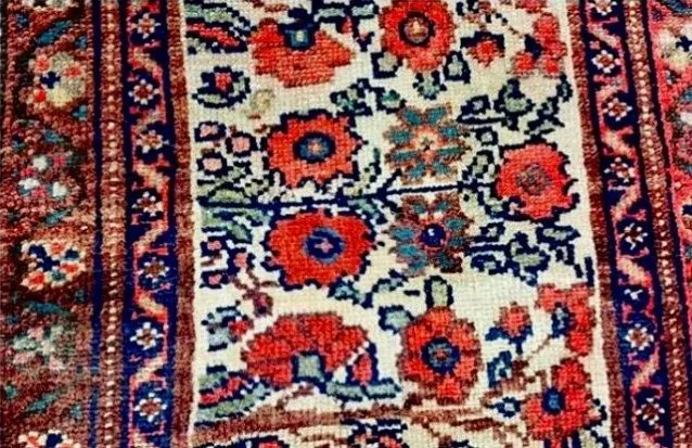Détail du velours et des bordures d’un tapis persan ancien