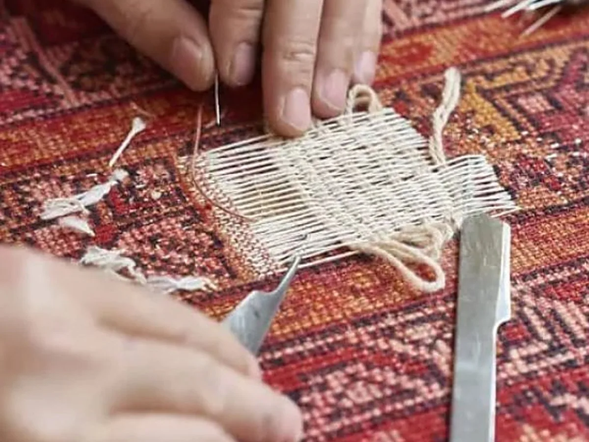 Renouage du velours, aiguille et fil de laine assortie