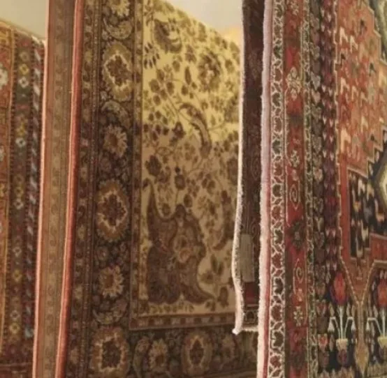 Tapis d’Orient suspendus dans le showroom